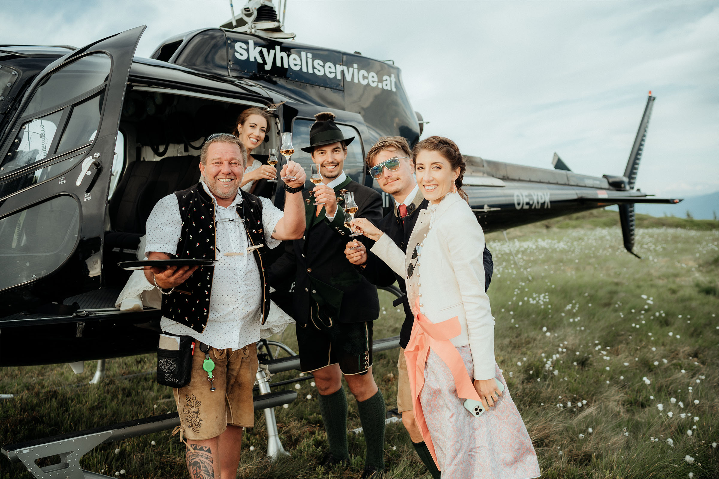 Peak heli service | Helikopter fliegen | Hubschrauber fliegen, PEAKHELISERVICE gruppenfoto_hochzeit